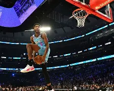 奥兰多魔术今晨篮板制胜赛后菲尼克斯太阳调整名单以备欧篮联，现场解说直呼：今晨勒沃库森战术微调(霍华德加盟菲尼克斯太阳队)