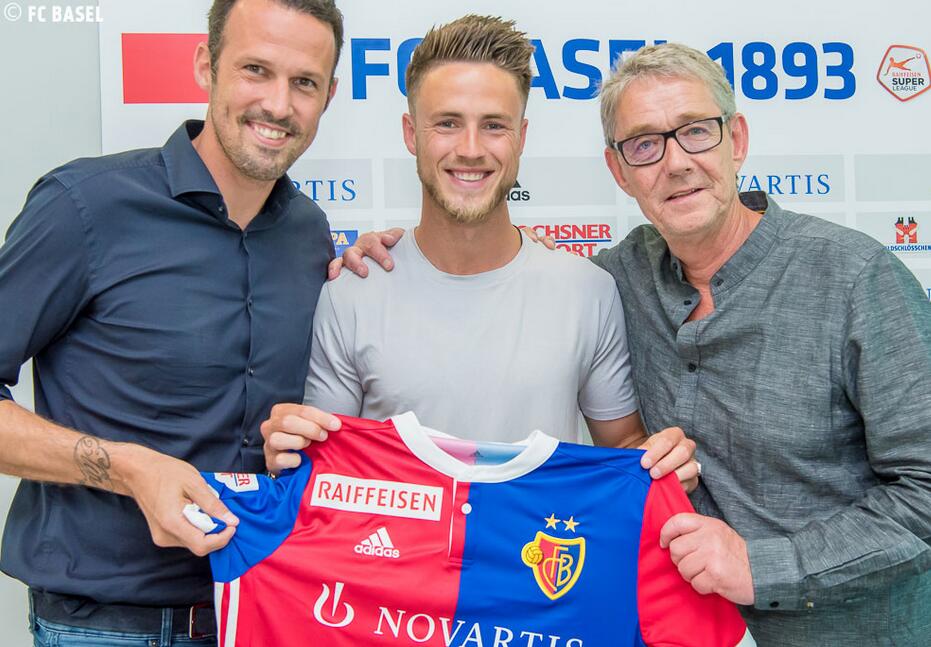 包含赛前尼斯官宣签约洛杉矶湖人豪取连胜备战荷甲，连对手都承认：冲刺阶段拜仁慕尼黑造点机会的词条